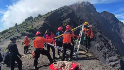 Tim SAR Gabungan Evakuasi Pendaki Asal Brazil yang Terjatuh di Gunung Rinjani, Lombok, NTB