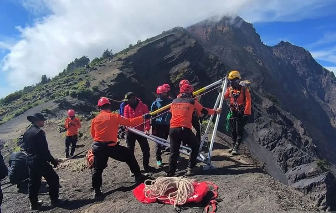 Tim SAR Gabungan Evakuasi Pendaki Asal Brazil yang Terjatuh di Gunung Rinjani, Lombok, NTB