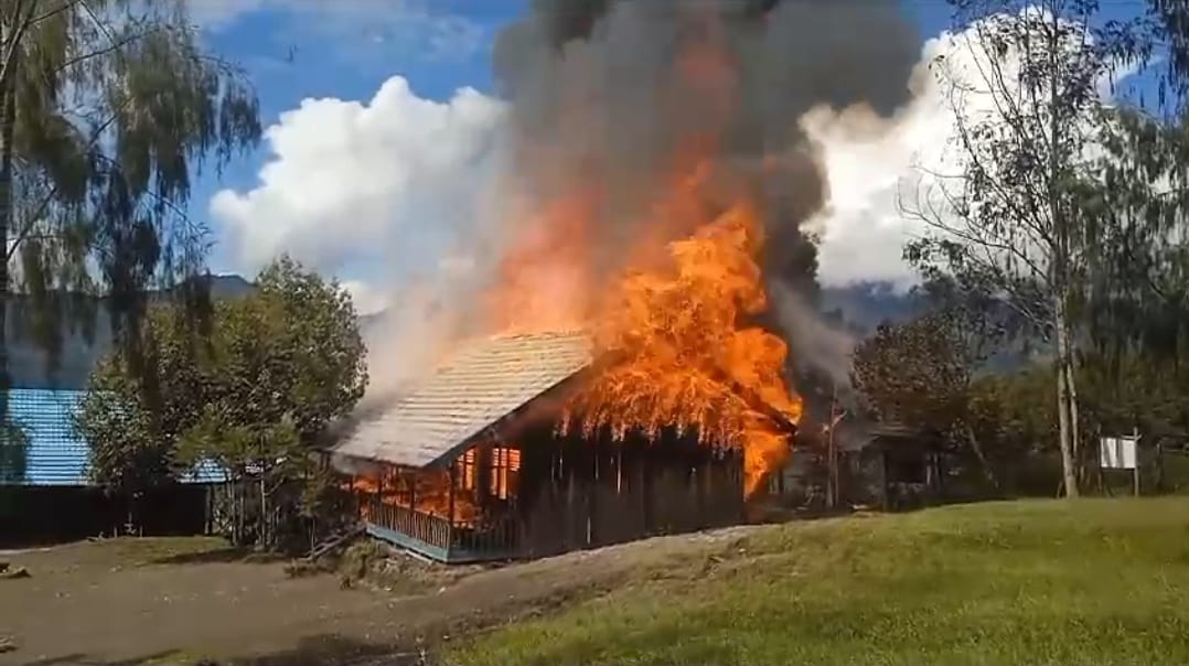 Dokumentasi - Kelompok Kriminal Bersenjata (KKB) kembali berulah dengan membakar bangunan sekolah Dasar Negeri (SDN) Okbab, di Kampung Borban, Distrik Okbap, Kabupaten Pegunungan Bintang.