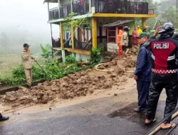 Polres Garut Alihkan Arus Lalu Lintas Dampak Longsor di Cilawu