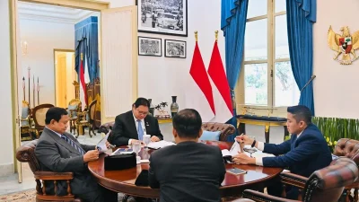 Istimewa - Presiden RI Prabowo Subianto (kiri) menggelar rapat terbatas bersama sejumlah menteri Kabinet Merah Putih di Istana Merdeka, Jakarta