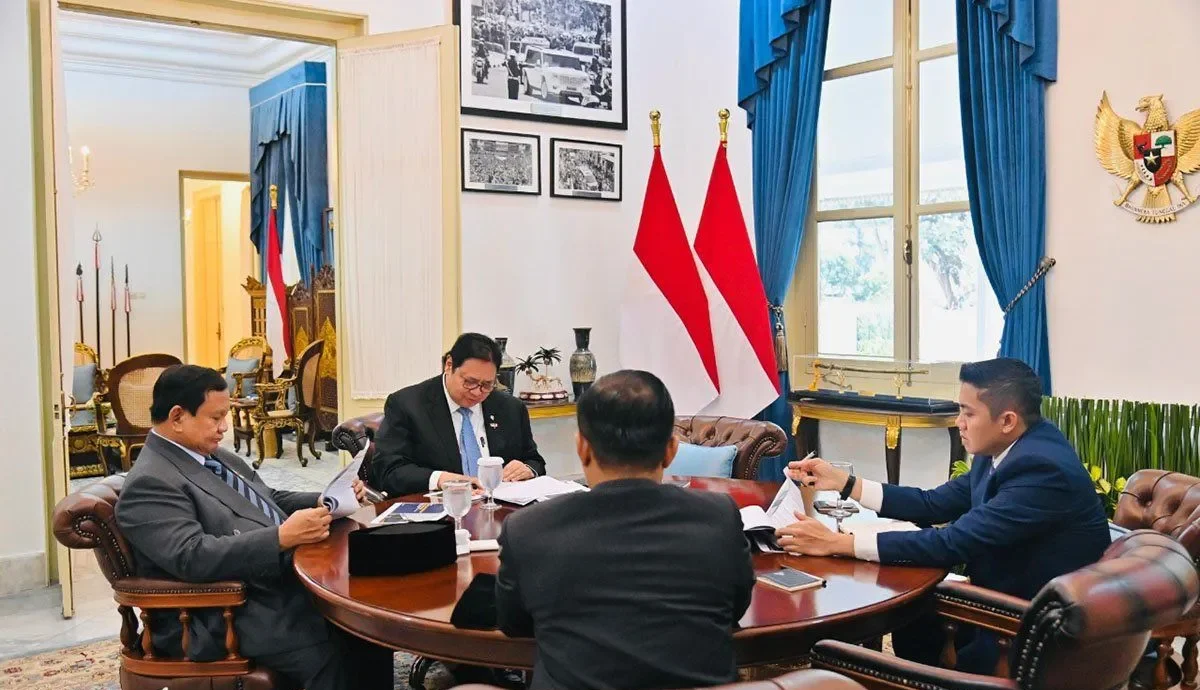 Istimewa - Presiden RI Prabowo Subianto (kiri) menggelar rapat terbatas bersama sejumlah menteri Kabinet Merah Putih di Istana Merdeka, Jakarta
