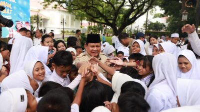 Presiden Prabowo Subianto bersama para siswa Sekolah Rakyat.