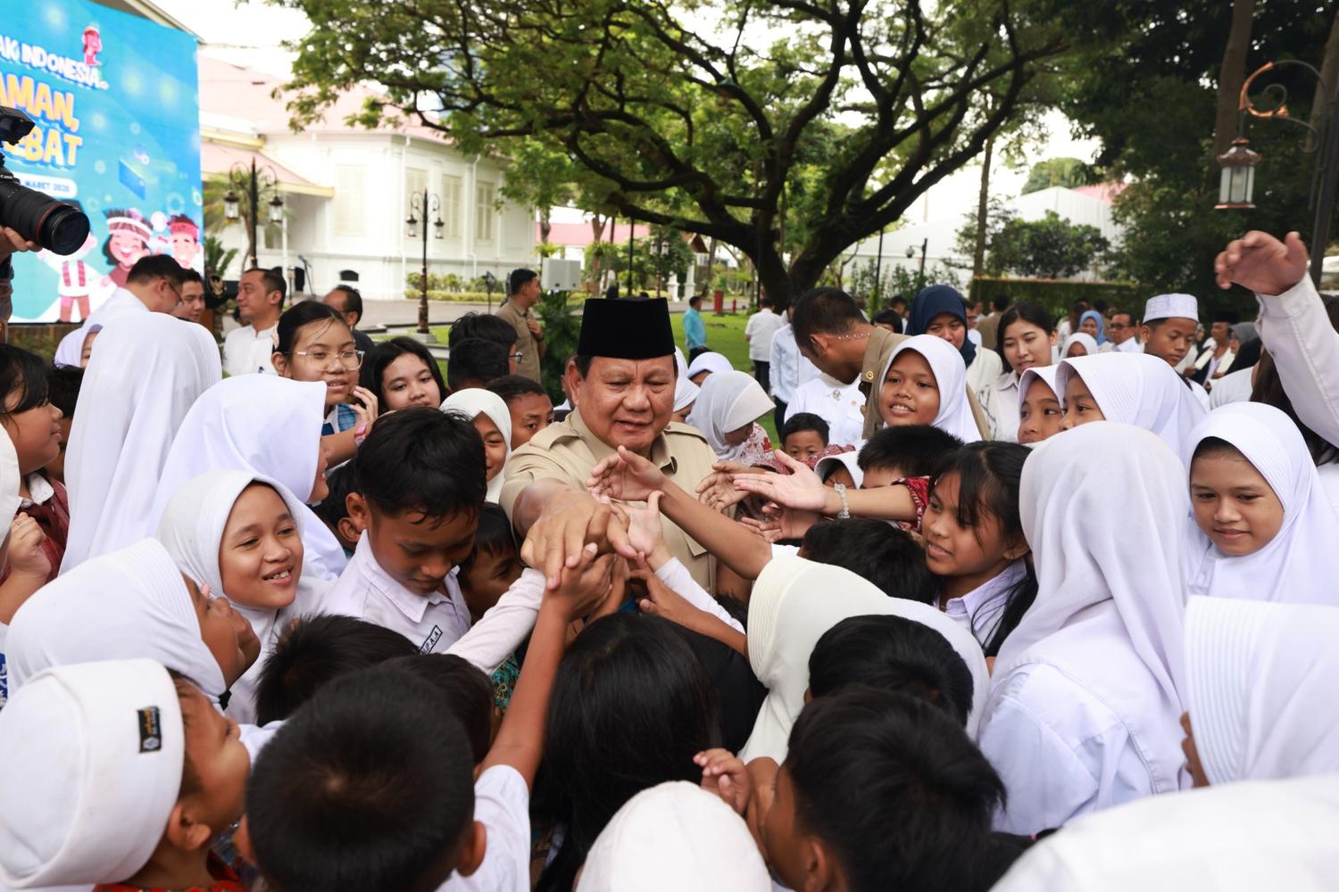 Presiden Prabowo Subianto bersama para siswa Sekolah Rakyat.