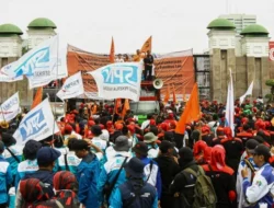 Aksi Ribuan Buruh Kepung DPR, Ribuan Aparat Dikerahkan Jaga Demo Tolak Upah Murah
