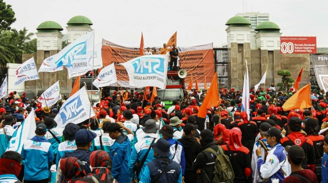Massa buruh dari berbagai serikat pekerja saat melakukan aksi unjuk rasa di depan Gedung DPR/MPR RI, Jakarta.