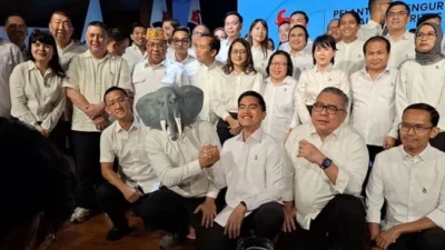 Pelantikan DPP PSI Warnai Momen Aneh, Kaesang Temui Pengurus Pakai Topeng Gajah