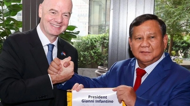 Momen Prabowo Subianto Berfoto Bersama Presiden FIFA di Sela Sidang Umum PBB