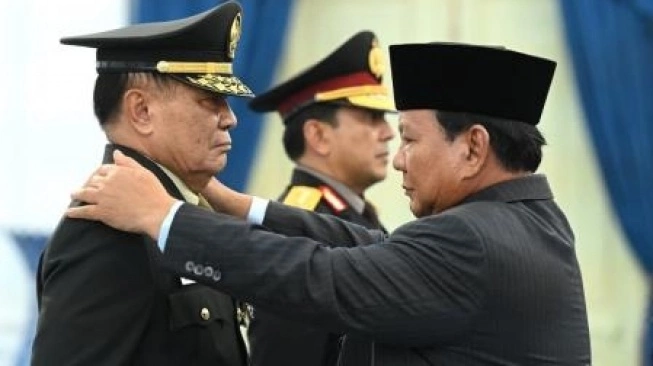 Presiden Prabowo Subianto menganugerahkan pangkat jenderal kehormatan kepada Djamari Chaniago dan Ahmad Dofiri.