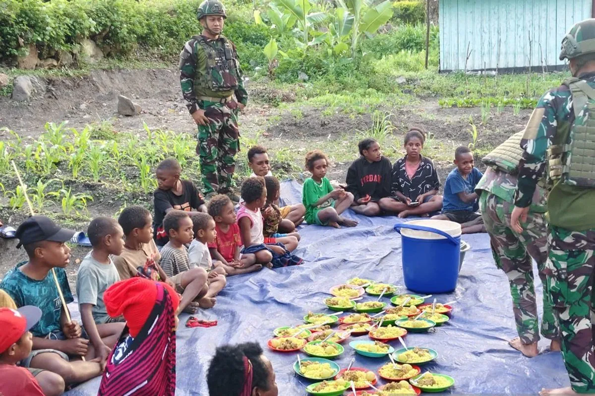 Satgas Yonif 521/DY Gelar Program Makan Bergizi untuk Anak Pedalaman Papua