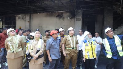 Direktur Jenderal Cipta Karya Dewi Chomistriana bersama Wali Kota Makassar Munafri Arifuddin meninjau sisa-sisa kerusuhan di DPRD Makassar.