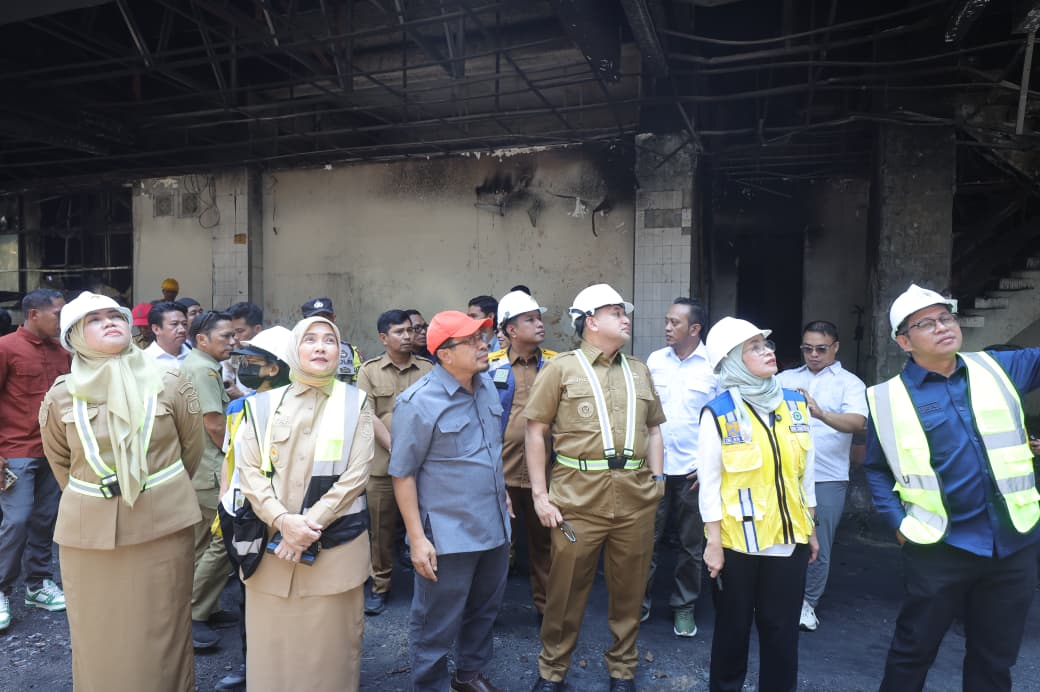 Direktur Jenderal Cipta Karya Dewi Chomistriana bersama Wali Kota Makassar Munafri Arifuddin meninjau sisa-sisa kerusuhan di DPRD Makassar.