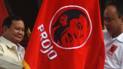 Dokumentasi foto Ketua DPP Projo Budi Arie Setiadi (kanan) menyerahkan bendera relawan Projo kepada Ketua Umum Partai Gerindra Prabowo Subianto (kiri) pada acara deklarasi dukungan di kediaman Prabowo. (2023)