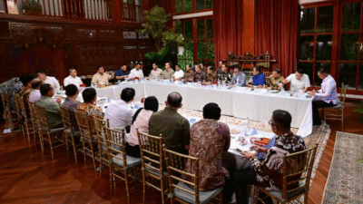 Presiden Prabowo Subianto memimpin rapat bersama sejumlah menteri Kabinet Merah Putih di kediaman pribadinya, Jalan Kertanegara, Jakarta