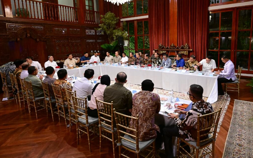 Presiden Prabowo Subianto memimpin rapat bersama sejumlah menteri Kabinet Merah Putih di kediaman pribadinya, Jalan Kertanegara, Jakarta