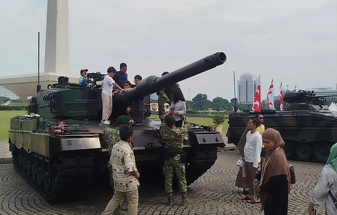Pengunjung memandangi Tank Harimau yang menjadi dekorasi di acara TNI AD Fair 2025, Kawasan Monumen Nasional