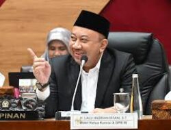 Presiden Naikkan Gaji Guru dan Dosen ASN, DPR Ingatkan Honorer Masih Digaji Rp300 Ribu