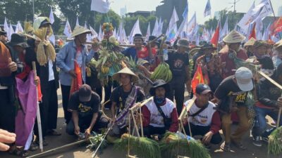 Peringati Hari Tani Nasional, Massa Gelar Aksi di Depan Gedung DPR/MPR RI