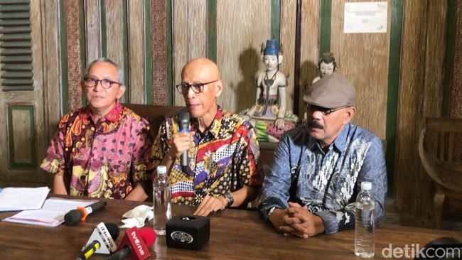 Didampingi kuasa hukum, ayah Arya Daru Pangayunan (tengah) menyampaikan keterangan pers.