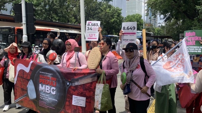Sejumlah ibu-ibu menggelar aksi tolak Program Makan Bergizi Gratis (MBG) usai muncul banyak kasus keracunan.