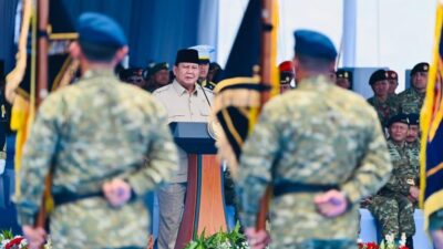 Dari Atas KRI dr. Radjiman, Presiden Prabowo Anugerahkan Pangkat Istimewa dan Tanda Kehormatan Prajurit