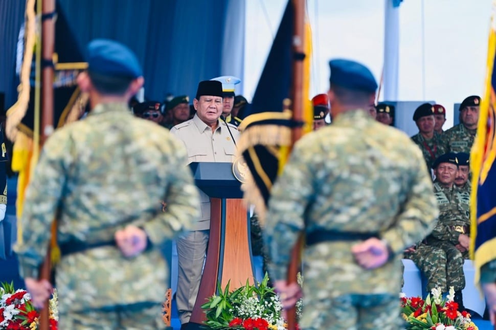 Dari Atas KRI dr. Radjiman, Presiden Prabowo Anugerahkan Pangkat Istimewa dan Tanda Kehormatan Prajurit