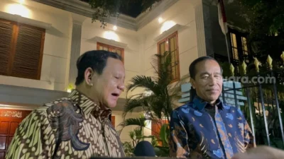 Presiden ke-7 Republik Indonesia, Joko Widodo, menyambangi kediaman pribadi Presiden Prabowo Subianto di Jalan Kertanegara Nomor IV, Kebayoran Baru, Jakarta Selatan, pada Senin (6/10/2025). (Suara.com/Novian)