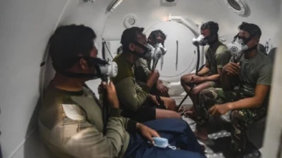 Prajurit Batalyon Intai Amfibi-1 Korps Marinir TNI AL (Yontaifib-1) duduk di dalam ruangan dekompresi (chamber decompression) milik Yontaifib-1 usai melakukan penyelaman dalam operasi SAR pesawat Sriwijaya Air PK-CLC nomor penerbangan SJ 182 di Pantai Tanjung Kait, Tangerang, Banten.