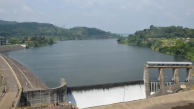 Di atas permukaan Waduk Saguling yang tenang, hamparan panel surya akan segera membentang. PLTS Terapung Saguling ini ditargetkan menghasilkan lebih dari 130 GWh listrik setiap tahun, menjadi simbol langkah nyata PLN menuju energi hijau.