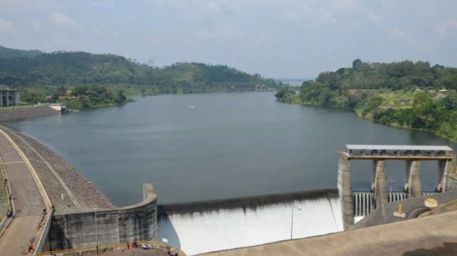 Di atas permukaan Waduk Saguling yang tenang, hamparan panel surya akan segera membentang. PLTS Terapung Saguling ini ditargetkan menghasilkan lebih dari 130 GWh listrik setiap tahun, menjadi simbol langkah nyata PLN menuju energi hijau.
