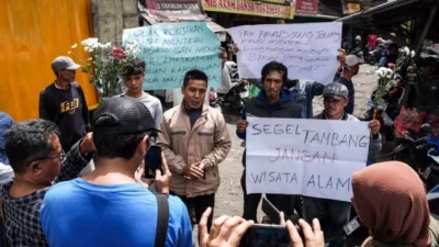 Massa membawa spanduk bertuliskan “Segel Tambang, Bukan Wisata Alam".