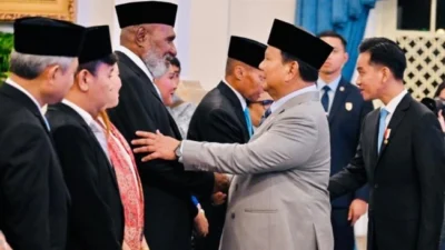 Momen Presiden Prabowo Subianto Beri Selamat Seusai Pelantikan Pejabat Negara.