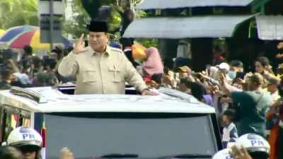 Prabowo Berdiri dari Mobil Kepresidenan, Disambut Antusias Warga di Monas. (Ist)