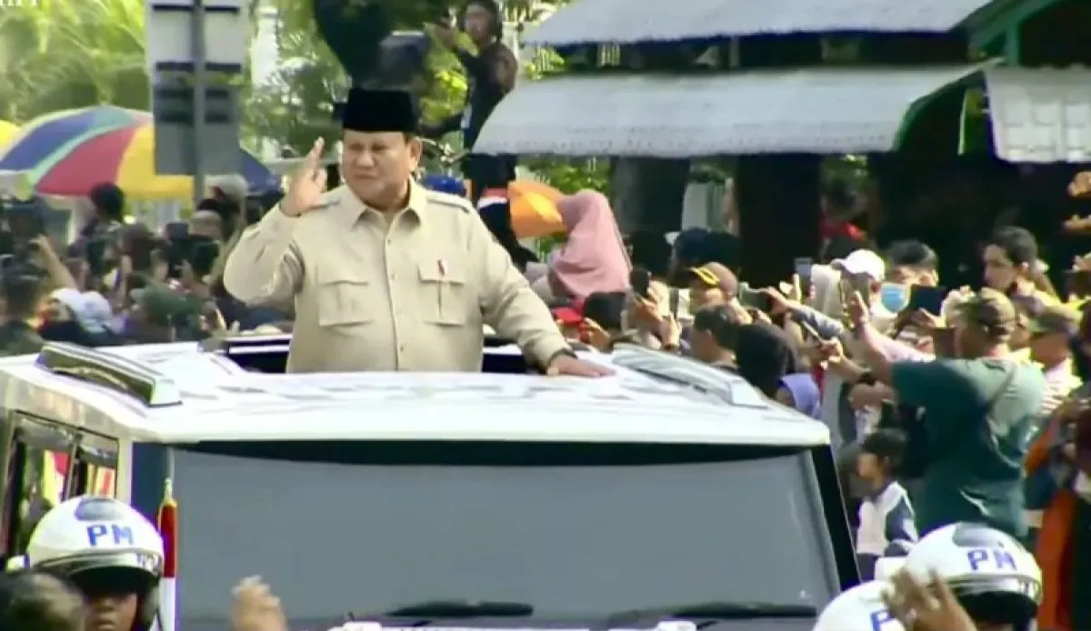 Prabowo Berdiri dari Mobil Kepresidenan, Disambut Antusias Warga di Monas. (Ist)