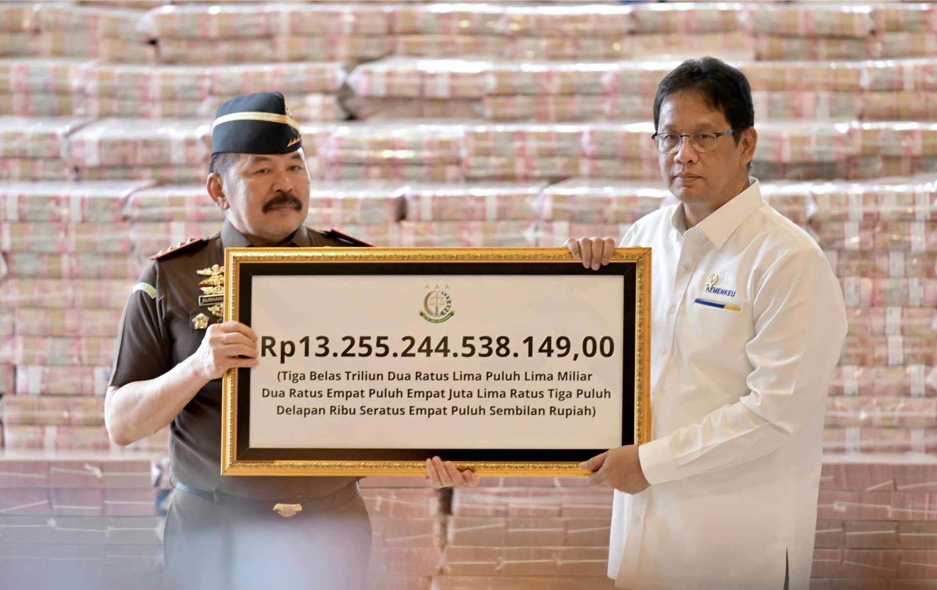 penyerahan uang Rp13,255 triliun terkait kasus korupsi pemberian fasilitas ekspor crude palm oil (CPO)