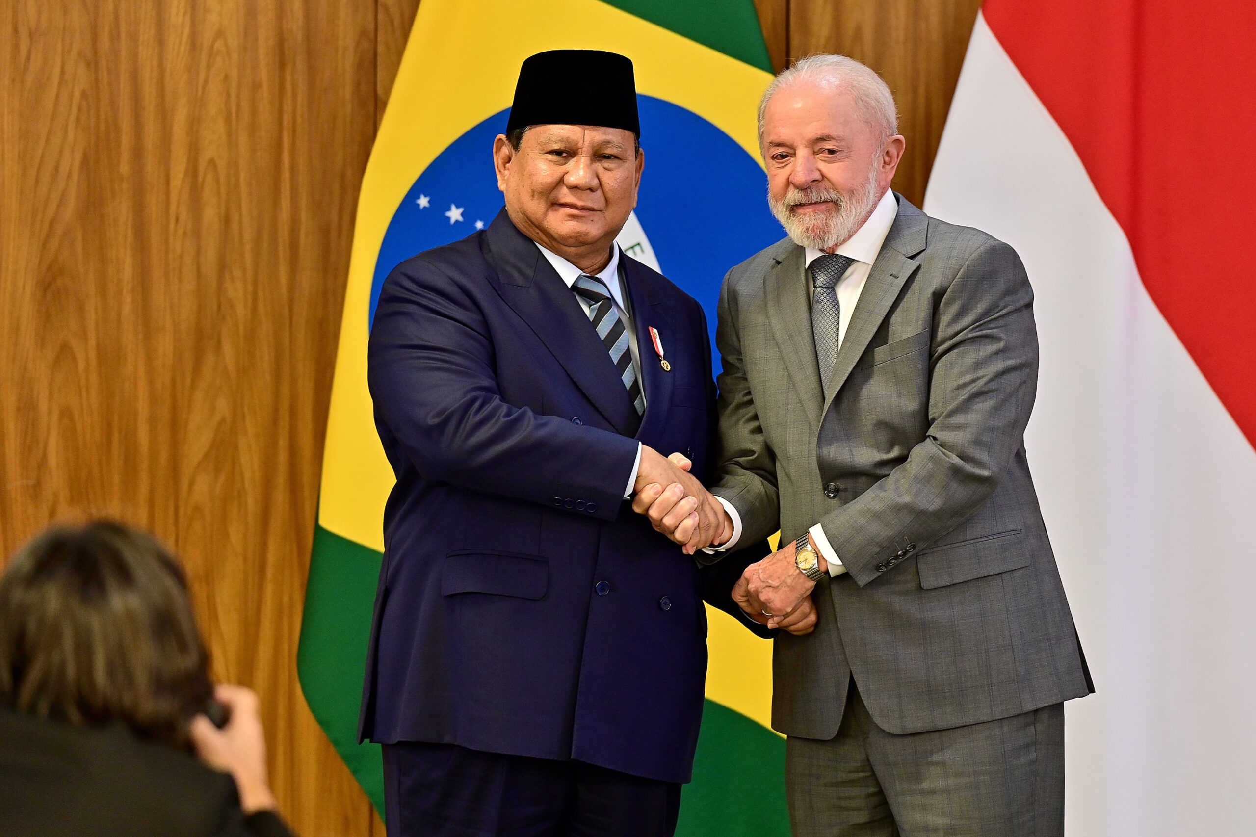 Presiden Prabowo Subianto (kanan) dan Presiden Brazil Luiz Inácio Lula da Silva menyampaikan pernyataan bersama di Ruang Kredensial, Istana Merdeka, Jakarta