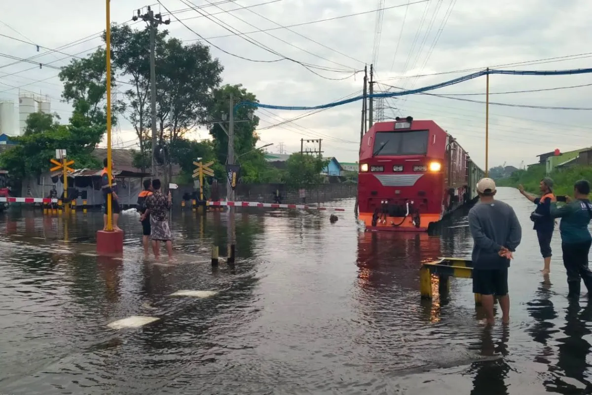 Situasi banjir di jalur hulu dan hilir antara Stasiun Alastua – Semarang Tawang