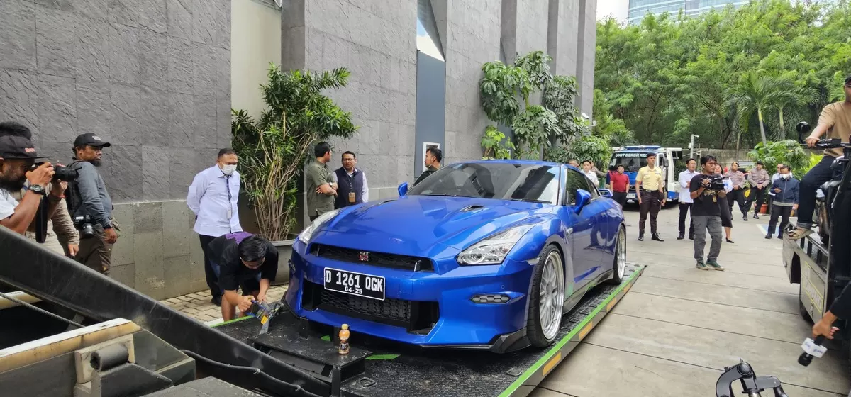 KPK telah menyita sejumlah mobil mewah terkait kasus dugaan pemerasan pengurusan sertifikasi K3 di Kemnaker.