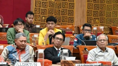 Kepala Lembaga Layanan Pendidikan Tinggi (LLDIKTI) Wilayah XI Kalimantan Muhammad Akbar (tengah depan) saat menghadiri Rapat Dengar Pendapat Umum (RDPU) Komisi X DPR RI terkait revisi tiga Undang-Undang (UU), yakni UU tentang Sistem Pendidikan Nasional (Sisdiknas), UU tentang Guru dan Dosen, serta UU tentang Pendidikan Tinggi di Jakarta