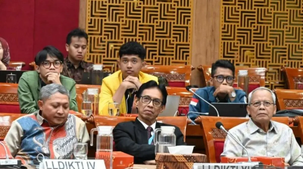 Kepala Lembaga Layanan Pendidikan Tinggi (LLDIKTI) Wilayah XI Kalimantan Muhammad Akbar (tengah depan) saat menghadiri Rapat Dengar Pendapat Umum (RDPU) Komisi X DPR RI terkait revisi tiga Undang-Undang (UU), yakni UU tentang Sistem Pendidikan Nasional (Sisdiknas), UU tentang Guru dan Dosen, serta UU tentang Pendidikan Tinggi di Jakarta