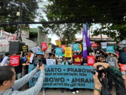 Aksi Solidaritas Dukung Tempo Hadapi Gugatan Rp200 Miliar dari Menteri Pertanian Amran Sulaiman