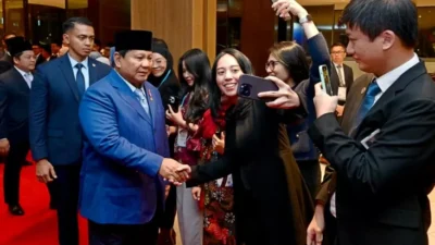 uasana hangat dan penuh antusiasme menyelimuti lobi hotel tempat Presiden Prabowo Subianto bermalam selama menghadiri Konferensi Tingkat Tinggi (KTT) APEC di Kota Gyeongju, Korea Selatan