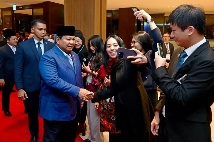 uasana hangat dan penuh antusiasme menyelimuti lobi hotel tempat Presiden Prabowo Subianto bermalam selama menghadiri Konferensi Tingkat Tinggi (KTT) APEC di Kota Gyeongju, Korea Selatan