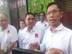 Jokowi Perlihatkan Ijazah Asli kepada Pengurus Projo di Kediamannya di Solo