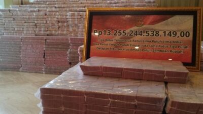 uang Rp13,255 triliun terkait kasus korupsi pemberian fasilitas ekspor crude palm oil (CPO)