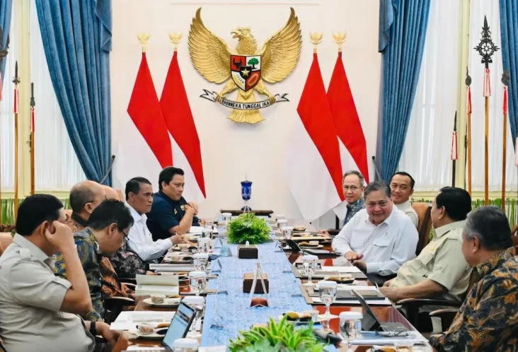 Presiden Prabowo Subianto memimpin ratas bersama sejumlah menteri bidang ekonomi di Istana Negara