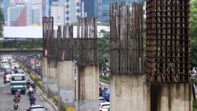 Tiang monorel Mangkrak