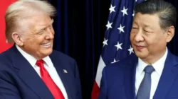 Presiden AS Donald Trump dan Presiden China Xi Jinping bereaksi saat mengadakan pertemuan bilateral di Bandara Internasional Gimhae, di sela-sela KTT APEC di Busan, Korea Selatan