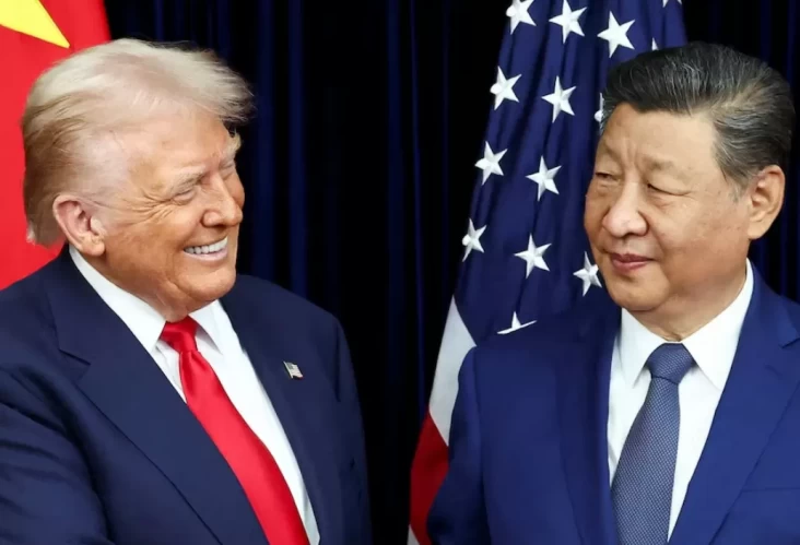 Presiden AS Donald Trump dan Presiden China Xi Jinping bereaksi saat mengadakan pertemuan bilateral di Bandara Internasional Gimhae, di sela-sela KTT APEC di Busan, Korea Selatan