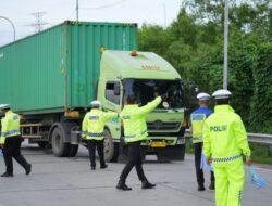 Libur Nataru, Korlantas Larang Truk Sumbu Tiga Melintas di Tol Jakarta–Cikampek